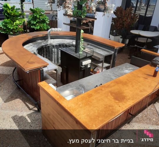 בר עץ מעוצב עם משטח עבודה וכיור